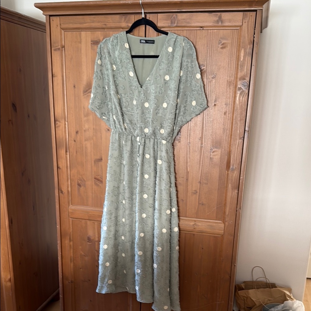 Like new Zara sage green V-Neck Midi Sundress
